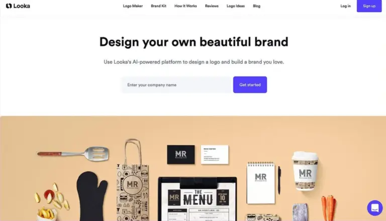 Screenshot der Looka-Webseite mit dem Slogan 'Design your own beautiful brand'. Im Vordergrund sind Branding-Elemente wie Visitenkarten, Notizblöcke, Verpackungen und ein Menülayout zu sehen, die eine personalisierte Markenidentität darstellen.