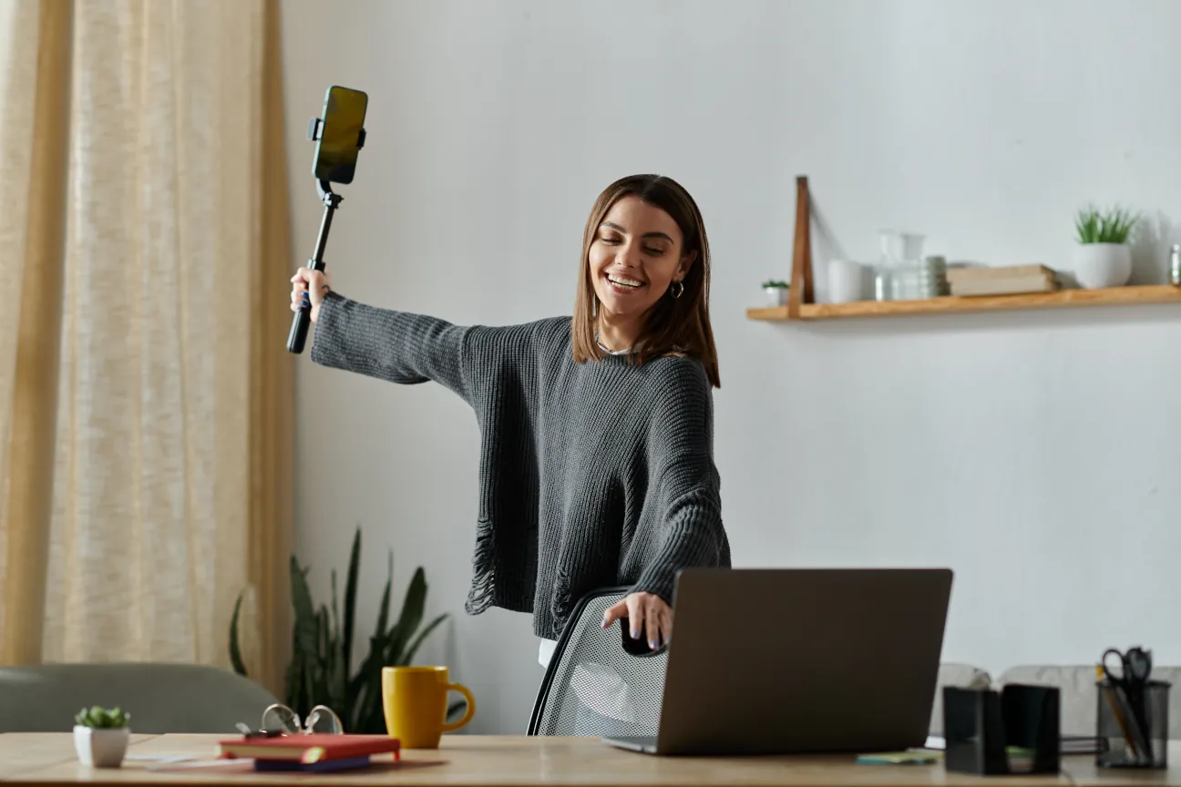 Content Creator filmt ein Video zu Hause mit einem Selfie Stick