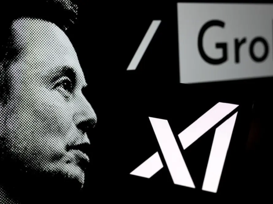 Elon Musk mit dem Logo von Grok 3