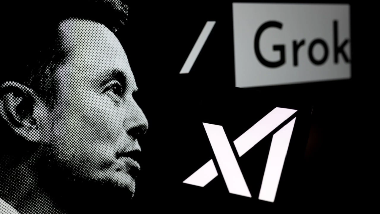 Elon Musk mit dem Logo von Grok 3