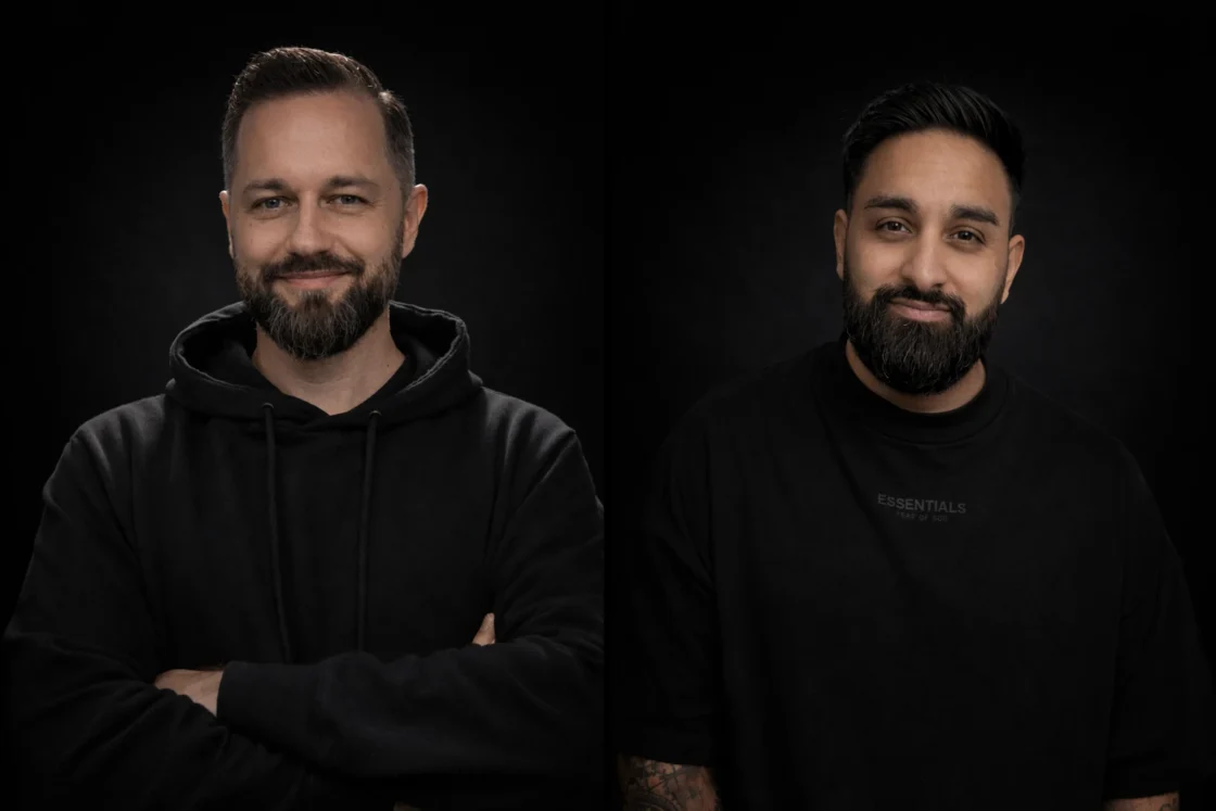 die zwei Co-Founder stehen nebeneinander und lächerln in die Kamera