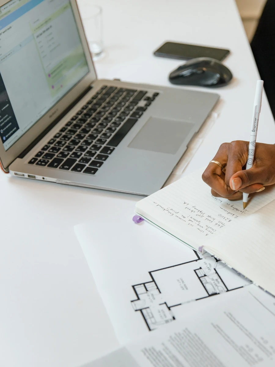 Arbeitssituation mit Laptop und Notizen zur strategischen Beratung und strukturierten Projektplanung